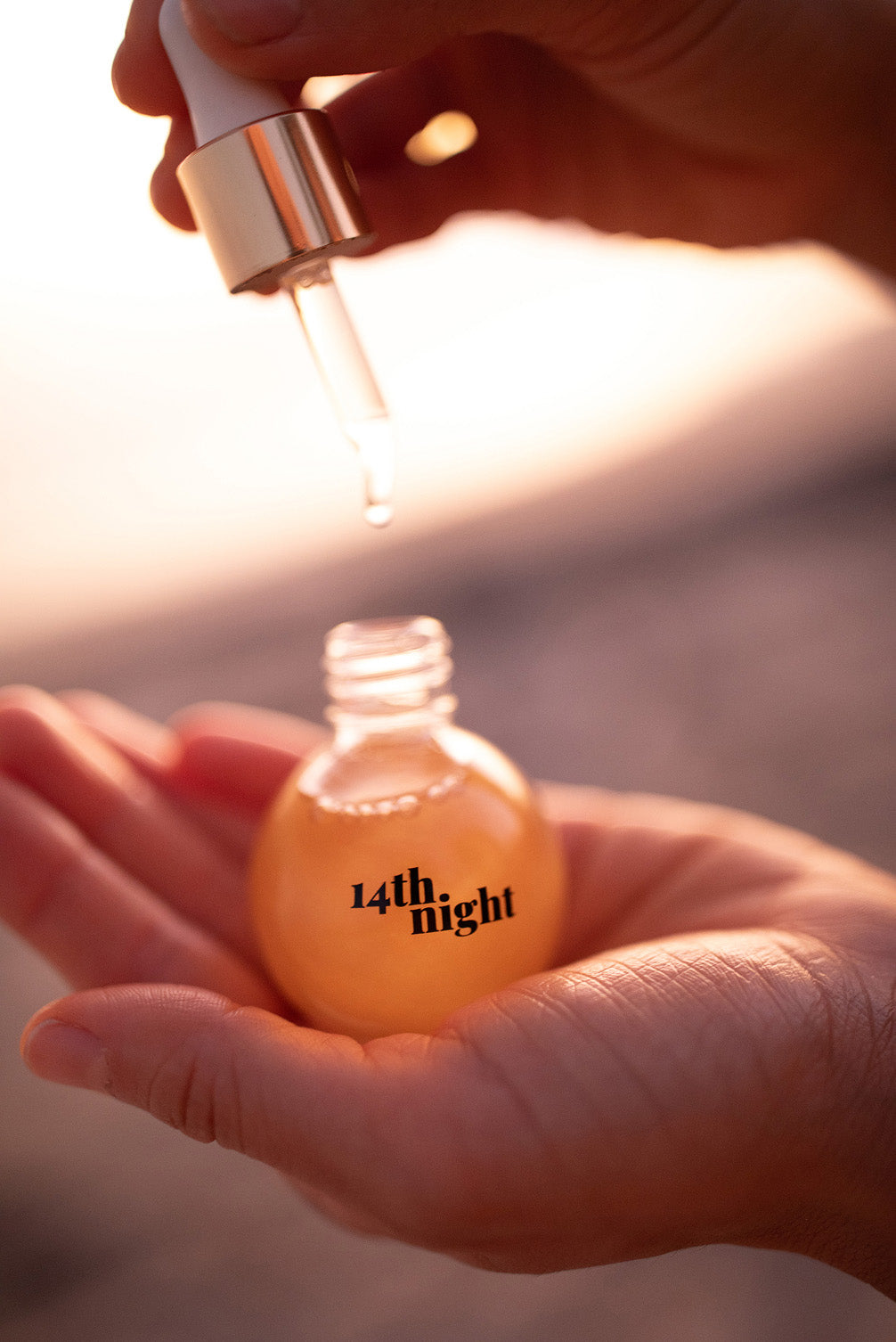 bottle_in_hand_open.jpg
